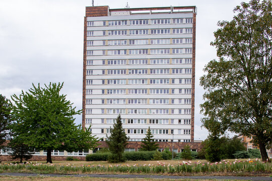 Detached high-rise building