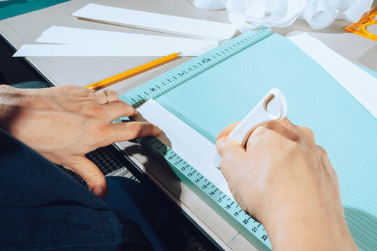 Bookbinder scoring paper on board