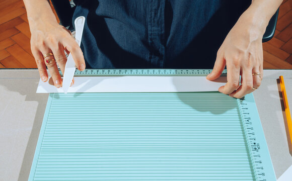 Bookbinder scoring paper on board