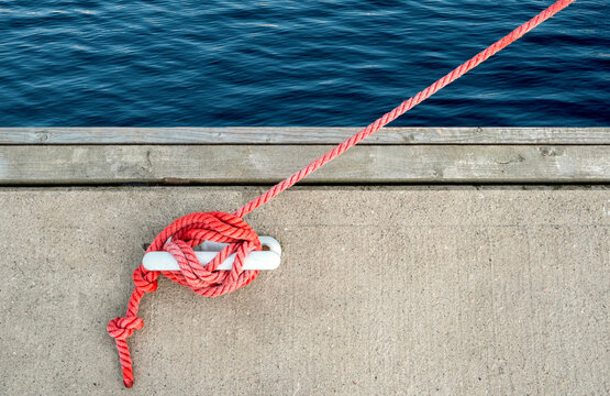 Mooring equipment with cleat knot on a dock