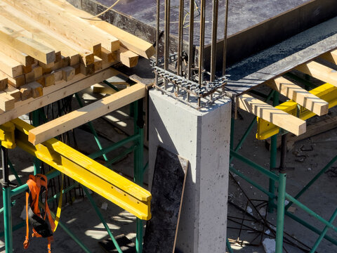Construction with reinforced concrete columns and formwork systems