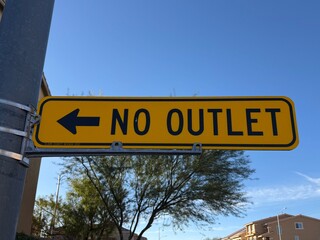 Obraz premium No Outlet Left Arrow Sign: Yellow diamond traffic sign indicating No Outlet with an arrow pointing left.