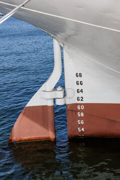 Water level indicator on a ship