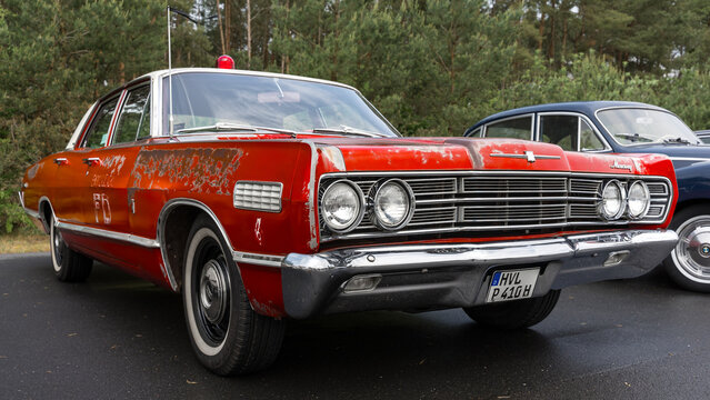 LINTHE, GERMANY - JUNE 08, 2025: The full-size car Mercury Park Lane Brougham sedan. Die oldtimer show.