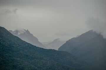 Monta&ntilde;as nevadas en medio de las nubes y niebla
