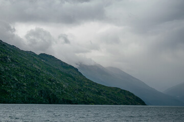 Montañas en medio de las nubes