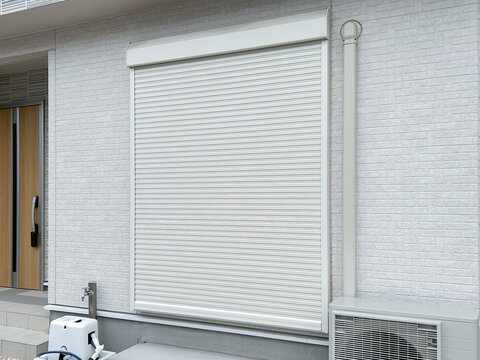 おろした住宅の窓シャッター	

