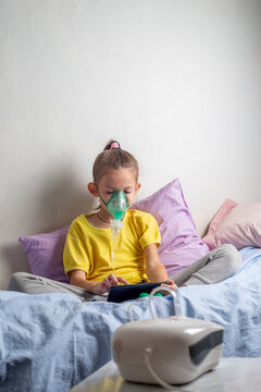 Child with a nibulaise mask inhales.