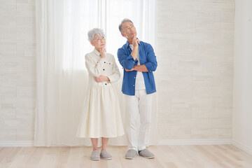 シニア夫婦　考える　リビング　全身