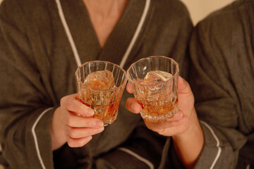 寝室でウイスキーを飲むシニア夫婦　顔無し