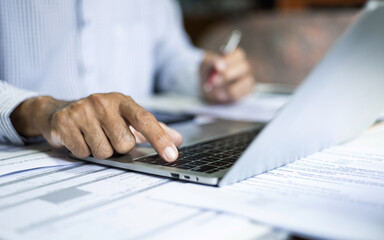 Obraz premium close up shot, asian businessman using laptop working and meeting online with business group checking documents, business contract and make business plan