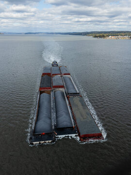 Tugboat pushing barge on the Hudson River