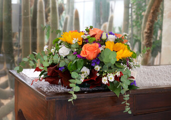 Composizione di fiori sul tavolino