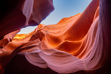 Obraz premium Antelope Canyon offers a breathtaking view with its vibrant rock formations and narrow passageways on Arizonas Indian reservation. The place is a mustvisit for adventure seekers. Popular place in USA.