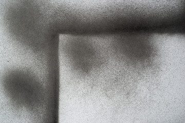 白背景に黒のスプレーペイント	