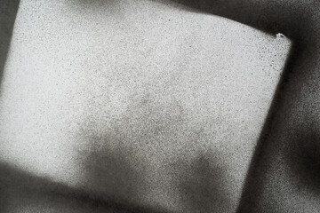 白背景に黒のスプレーペイント	