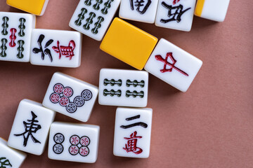 Fototapeta na wymiar 淡色背景に並ぶマージャン牌 