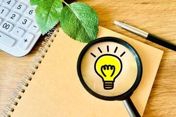 虫眼鏡と豆電球とノート