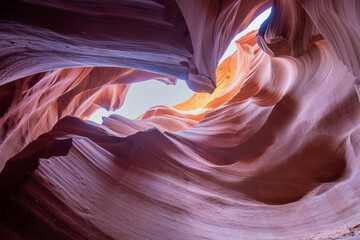 Obraz premium Antelope Canyon offers a breathtaking view with its vibrant rock formations and narrow passageways on Arizonas Indian reservation. The place is a mustvisit for adventure seekers. Popular place in USA.