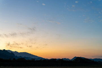 山に沈む夕日