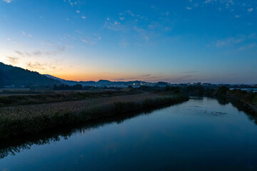 Fototapeta premium 山に沈む夕日