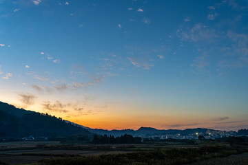 山に沈む夕日