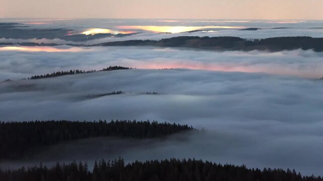 Sunrise timelapse over a beautiful sea of fog in a valey.
