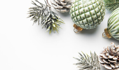 Obraz premium Christmas holiday decorations with pine cones and ornaments