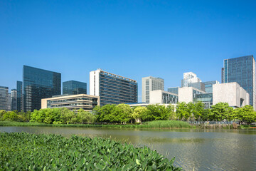 Obraz premium Serene Urban Oasis: A Stunning View of Cityscape Reflected in Tranquil Waters