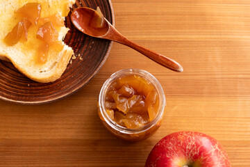 手作りのりんごジャムとリンゴとパン