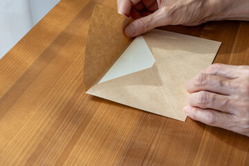 封筒を開ける手