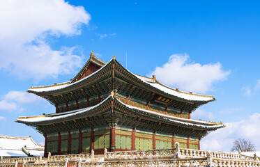 Obraz premium Snow-Covered Geunjeongjeon Hall at Gyeongbokgung Palace in Winter