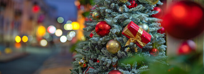 Naklejka premium Christmas tree on a city street