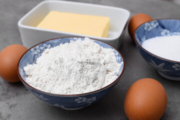 Bake the cake, spread the ingredients for the shortcrust pastry on the table, flour in a bowl, sugar, butter and eggs