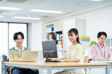 オフィスで働く若いエンジニア