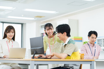 オフィスで働く若いエンジニア