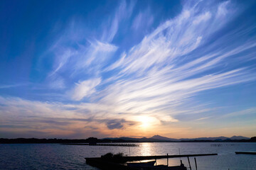 霞ヶ浦の船溜まりから望む筑波山とダイナミックな空の夕景