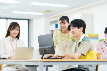 Obraz premium オフィスで働く若いエンジニア