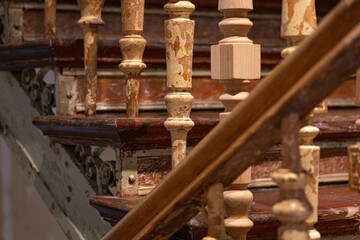 Odrestaurowane balustrada drewnianych schodów w kamienicy