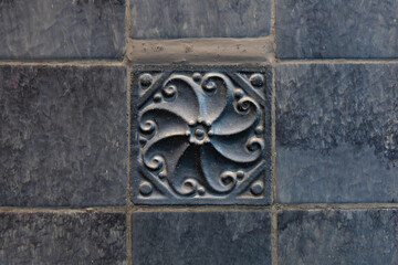 Ozdobny, kwadratowy, niebieski kafelek w holu hotelowym 