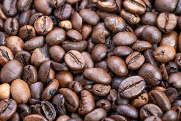 Closeup roasted coffee beans spread across burlap, warm glossy tones, varied roast levels, rich aroma suggestion, ideal for cafe branding, packaging and background texture
