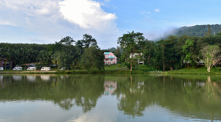 Nature and riverside houses, the evening atmosphere looks peaceful.