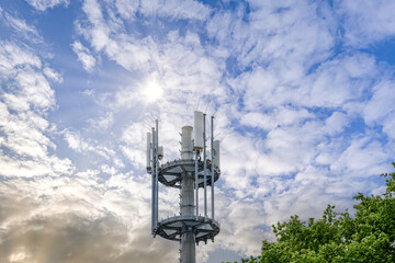 Mobilfunk antenne unter den Wolken