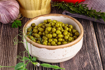 Sweet young canned green peas