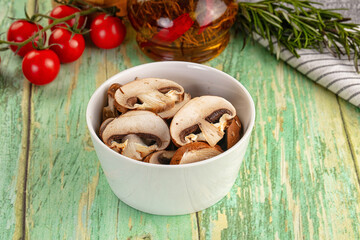 Sliced raw brown royal champignon