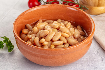 Canned white beans in the bowl