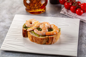Sandwich with prawn and avocado