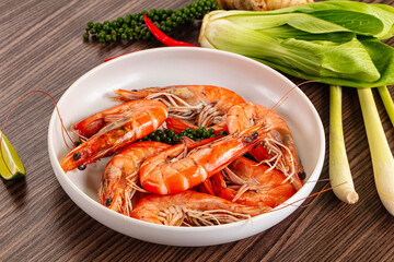 Tasty steamed prawns in the bowl