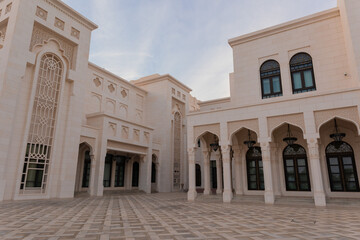 Obraz premium Elements of architecture of buildings, ancient arches, columns, windows and apertures. On the streets in Emirates, public places.