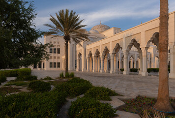 Obraz premium Eastern architecture, ancient-style buildings, domes and round roofs, arches and columns. On the streets of the Emirates, in public places.